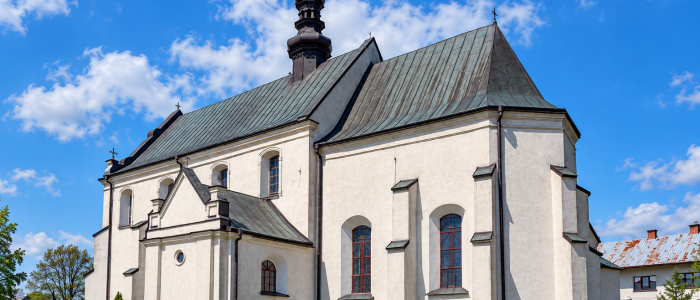 Zabytkowy kościół pod błękitnym niebem
